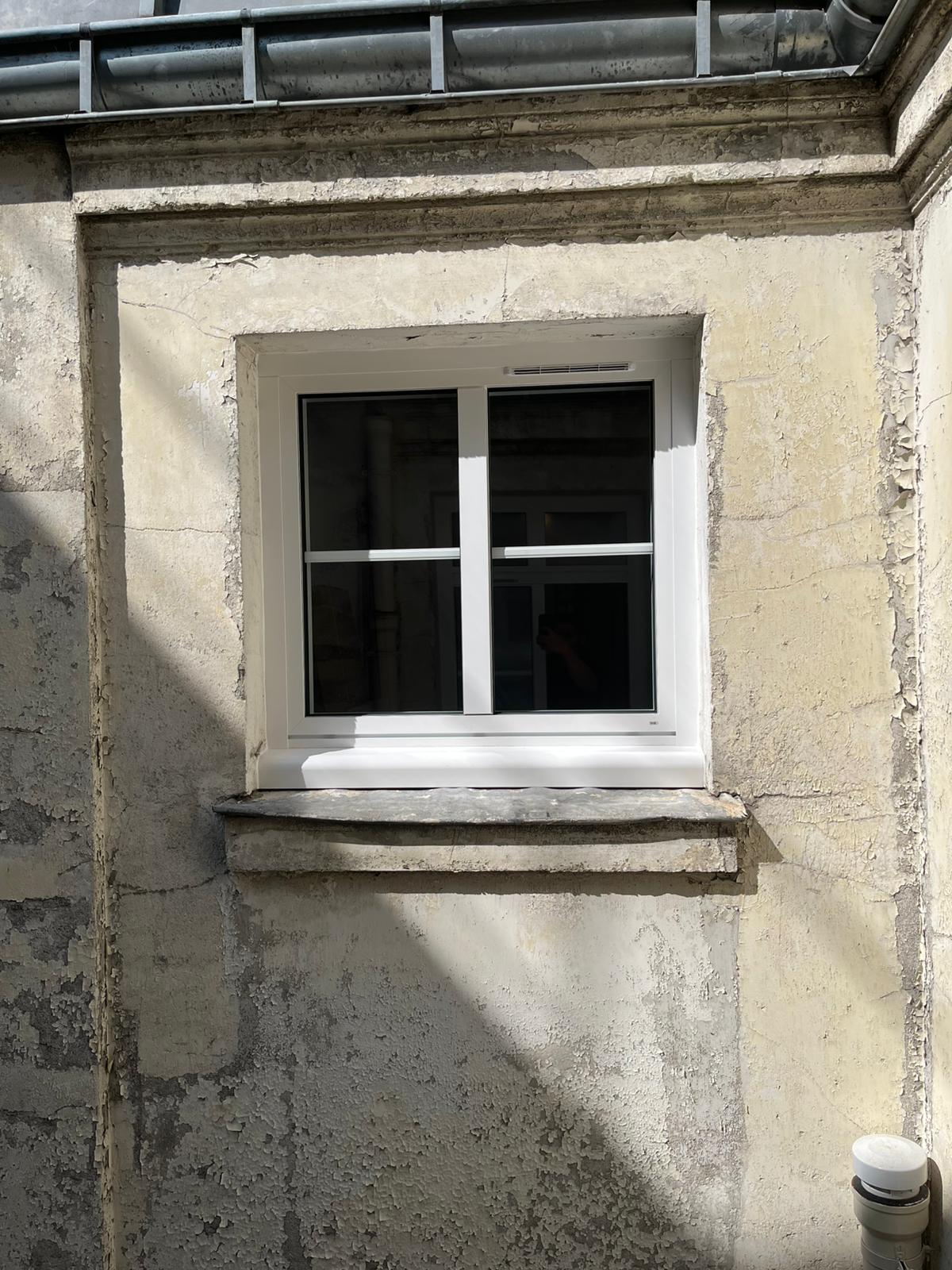 Fenêtre coulissante en aluminium noir avec grande baie vitrée offrant une vue panoramique